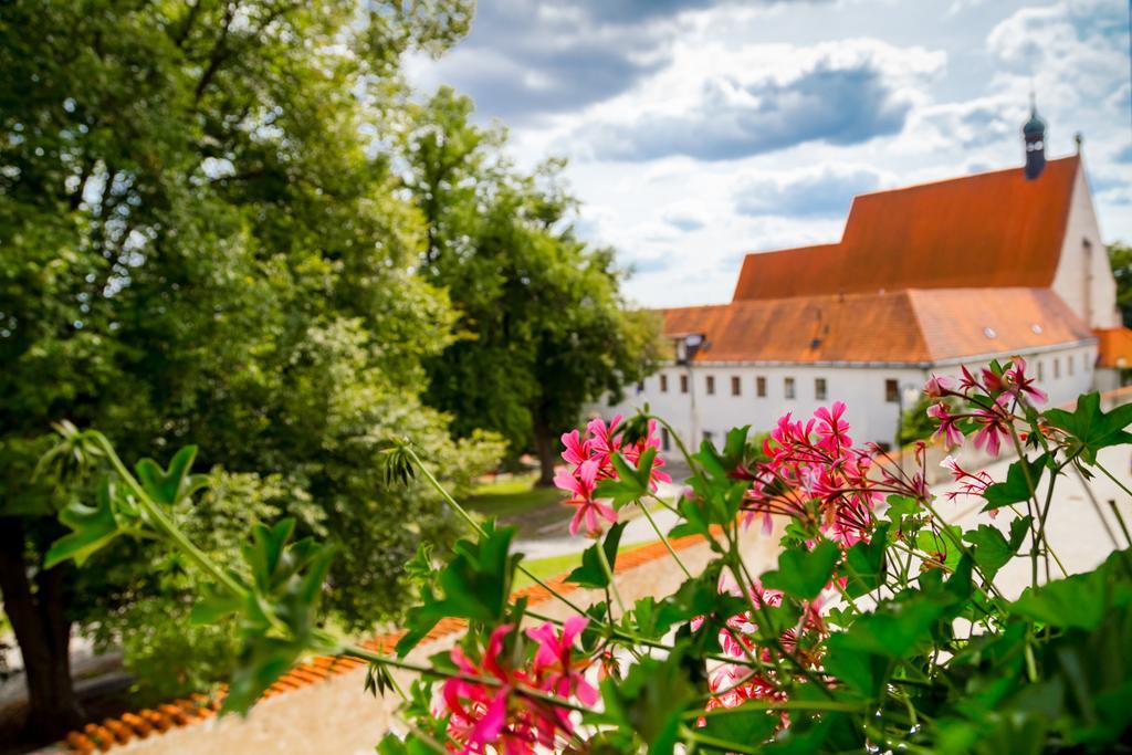 Pstrossova Vila - U Klasterni Zahrady Бехине Экстерьер фото